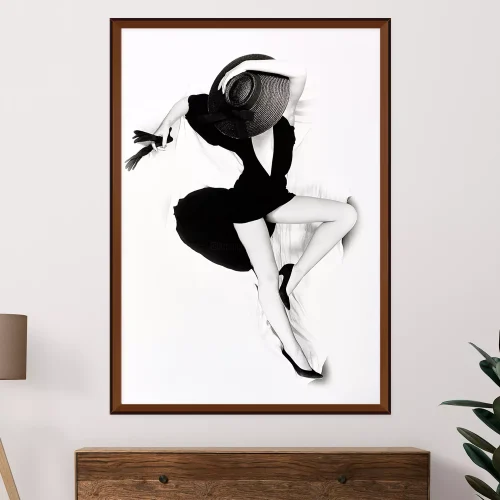 Quadro Mulher Transformação Empoderada, Decoração de Escritório com Quadros e o Estímulo à Organização A decoração de escritório com quadros pode ter um impacto positivo na organização do ambiente de trabalho. Quando utilizados estrategicamente, os quadros podem estimular a organização e criar um ambiente mais produtivo e eficiente. Vamos explorar algumas dicas e estratégias para utilizar os quadros como ferramentas de organização no escritório. Identifique as necessidades de organização: Antes de escolher os quadros adequados, é importante identificar as necessidades específicas de organização do escritório. Pergunte-se quais áreas do ambiente de trabalho precisam de mais organização e quais são os principais desafios enfrentados pela equipe. Utilize quadros magnéticos: Quadros magnéticos são uma ótima opção para organizar papéis, lembretes, e calendários. Eles podem ser colocados em locais estratégicos, como próximo às mesas ou na parede próxima à área de trabalho. Crie um quadro de tarefas: Utilize um quadro específico para registrar as tarefas que devem ser realizadas. Divida o quadro em seções, como "pendentes", "em andamento" e "concluídas". Isso ajudará a equipe a visualizar as tarefas de maneira clara e a manter o foco nas prioridades. Organize documentos: Utilize quadros com compartimentos ou pastas para armazenar e organizar documentos importantes. Isso evitará a desordem na mesa e facilitará o acesso aos documentos quando necessário.