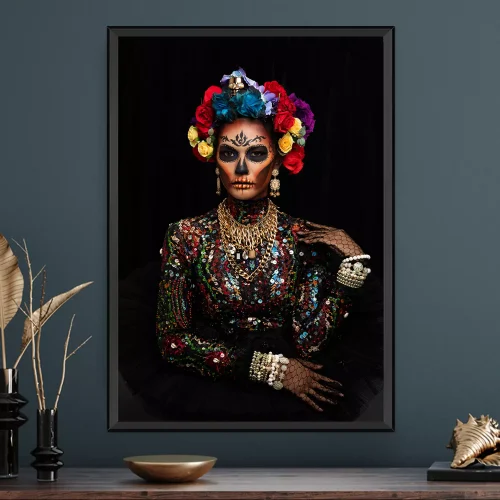 Quadro Mulher de Flores e Joias, Seleção de quadros para um quarto aconchegante Vamos falar sobre como selecionar quadros para criar um quarto aconchegante. Ao escolher os quadros certos, você pode transformar o seu quarto em um espaço pessoal e acolhedor, repleto de estilo e personalidade. Quando estiver selecionando os quadros para o seu quarto, leve em consideração o ambiente e a decoração existente. Escolha opções que se encaixem perfeitamente no estilo do quarto, adicionando um toque de charme e harmonia. Quadros com imagens relaxantes, como paisagens suaves ou flores delicadas, podem criar uma atmosfera tranquila e serena no quarto. Além disso, considere o tamanho e a proporção dos quadros em relação ao espaço disponível nas paredes do quarto. Para quartos menores, quadros menores ou uma composição de quadros em tamanho médio podem funcionar bem, evitando sobrecarregar visualmente o ambiente. Para adicionar um toque pessoal ao seu quarto, escolha quadros que transmitam algo especial para você. De obras de arte a fotos especiais, escolha quadros que te inspirem e façam seu coração bater mais forte.